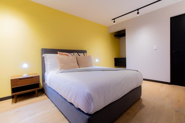 2BR | Vibrant Skyline Stay