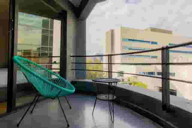 2BR | Vibrant Skyline Stay