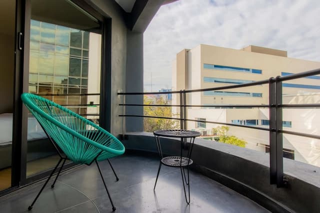 2BR | Vibrant Skyline Stay