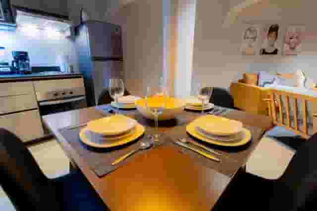 2BR | Vibrant Skyline Stay
