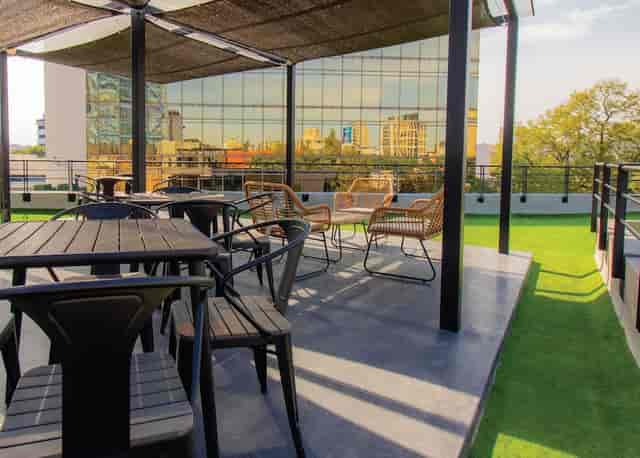 Rooftop breakout space in Condesa for networking events and corporate coffee breaks.