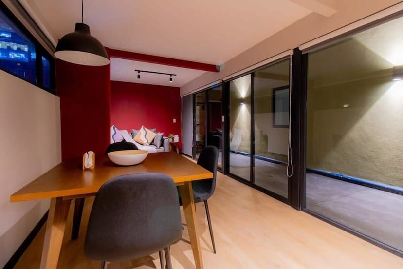 Modern rooftop breakout space for small-group collaboration in Capitalia Condesa.