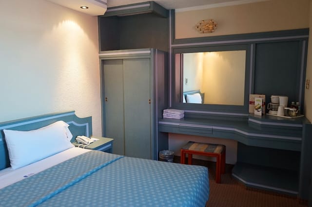 Standard suite at Hotel Mónaco CDMX, dated room decor for business travel accommodation.