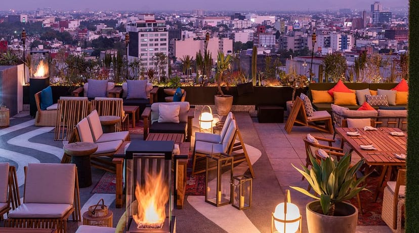 Modern bar at Hotel Tacubaya & Autosuites, ideal for business events and cocktail parties.
