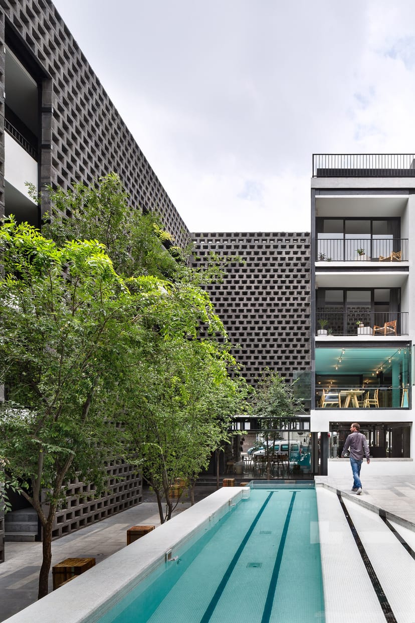 Modern Hotel Carlota pool bar with tiered courtyard, ideal for workshops and cocktail events.