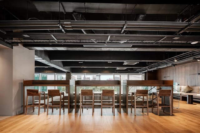 Industrial-chic meeting room at PUBLICO REFORM 333 for flexible networking and workspace events.