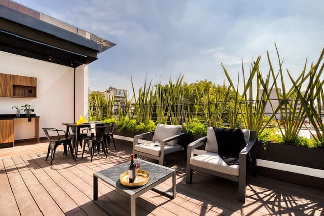 Premium rooftop lounge at ULIV Roma Norte for VIP networking and cocktail reception events.