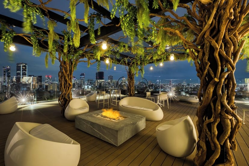 Rooftop event space in ULIV Roma Norte with fire pits, ideal for evening receptions and parties.
