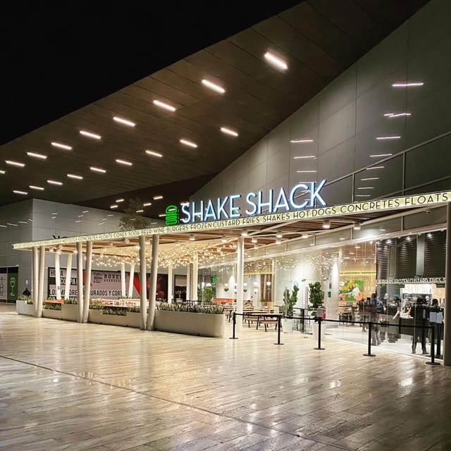 Modern Shake Shack Miyana Mexico City: Ideal venue for casual F&B buyouts and networking events.