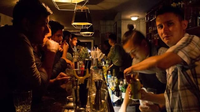 Modern cocktail bar with ambient lighting, ideal for professional networking and corporate events.