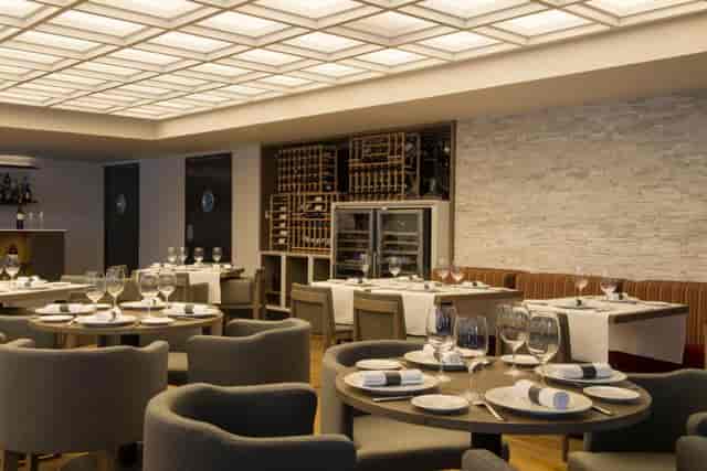 Plaza Restaurant at Galería Plaza Reforma with elegant lighting for corporate dinner and networking.