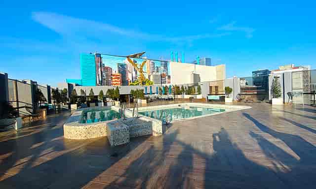 Almara rooftop venue at Galería Plaza Reforma with split-level pool for corporate events networking.