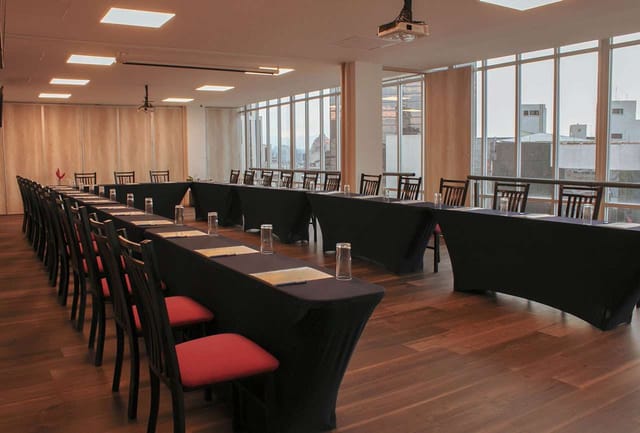 U-shaped board meeting room at Hotel Fontan Reforma with natural light for corporate events.