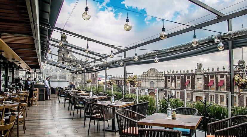 Rooftop venue with retractable roof at Domingo Santo Hotel, ideal for networking and VIP dinners.