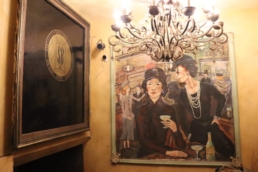 Elegant Salón Bach bar with vintage décor for VIP receptions and speakeasy-themed events.