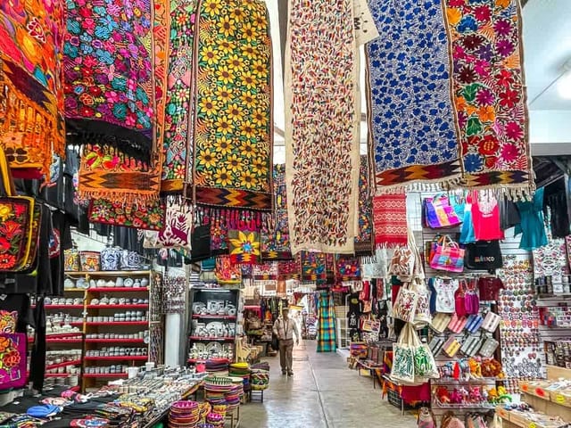 Mercado América: Vibrant drapery and artisanal decor for experiential event venue.