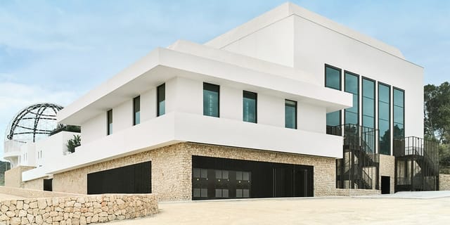 Modern UNVRS main floor venue for corporate retreats and upscale conferences.