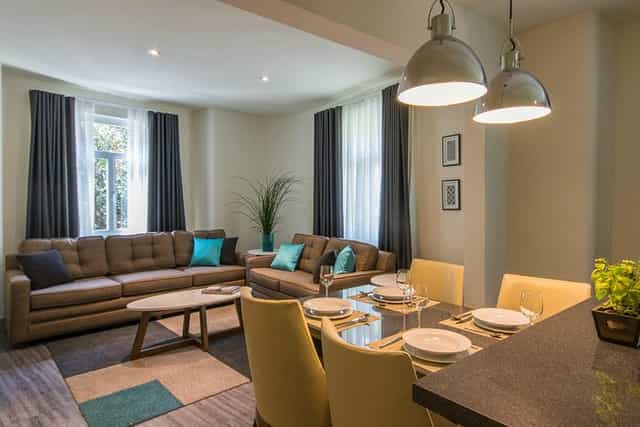Casa Malí hybrid suite breakfast area for executive meetings and VIP networking events.