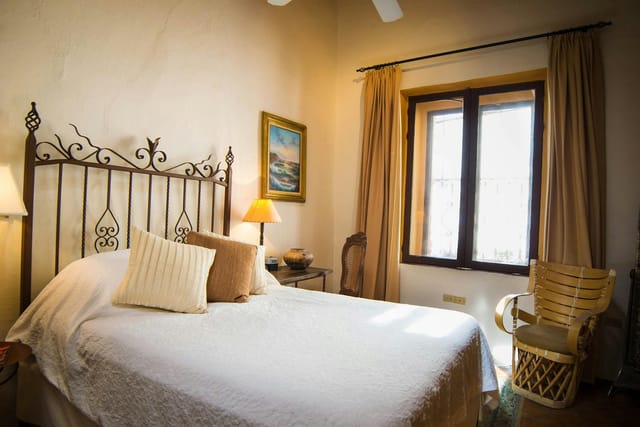Dated hotel room in Las Terrazas, perfect for budget travel or nostalgic vacation stays.