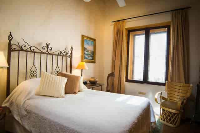 Boutique hotel room with traditional decor for business travel and corporate events in Las Terrazas.