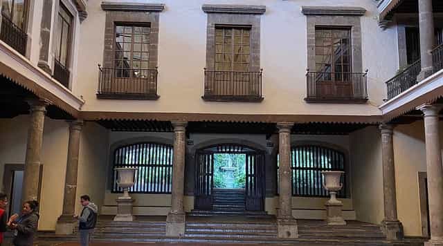 Casa de la Bola Museum: elegant architectural venue for upscale cocktail receptions and gala events.