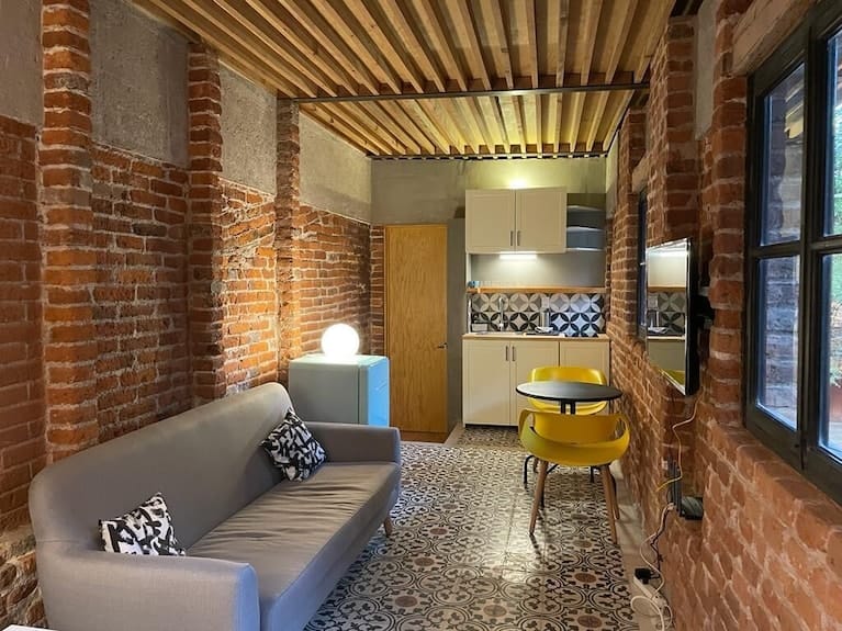 Boutique meeting room in Mina 32, Mexico City: industrial style for intimate corporate workshops.