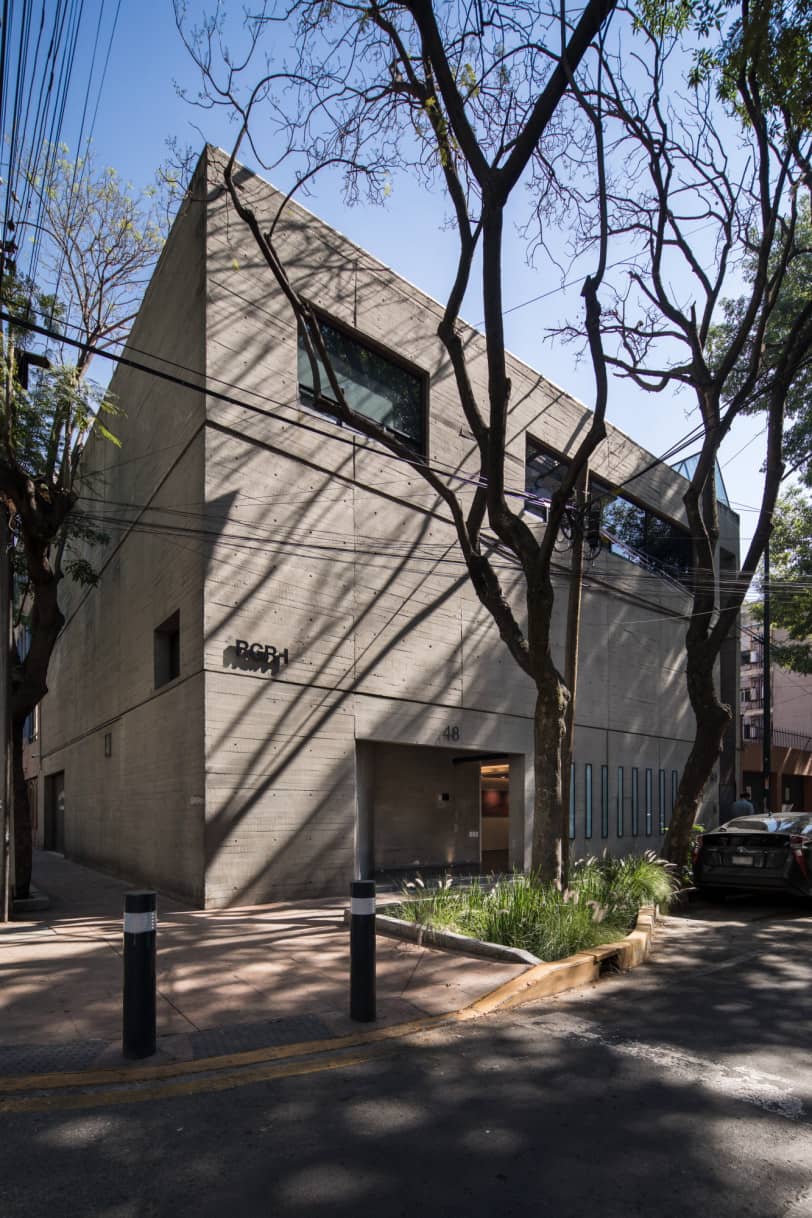 Modern concrete art gallery at Galería RGR for sophisticated boutique events and executive meetings.