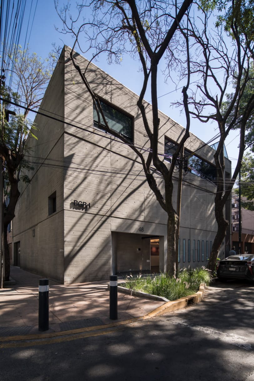 Modern concrete art gallery at Galería RGR for sophisticated boutique events and executive meetings.