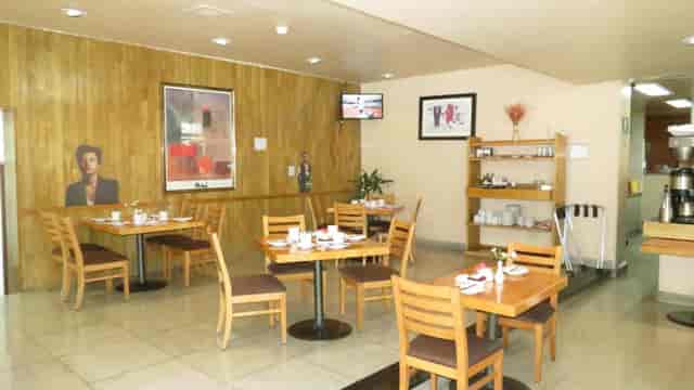 Restaurante Río 17 breakfast room, dated decor, ideal for casual networking and coffee breaks.