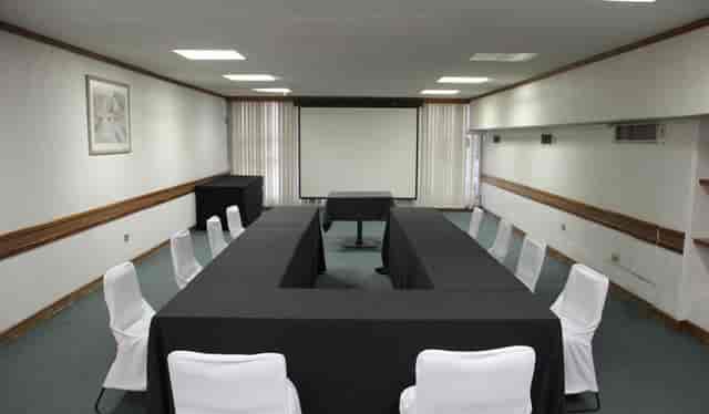 Restaurante Río 17 U-shape boardroom for corporate meetings and professional event planning.