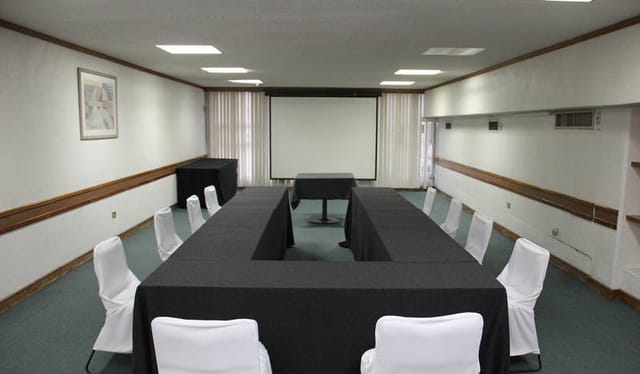 Restaurante Río 17 U-shape boardroom for corporate meetings and professional event planning.
