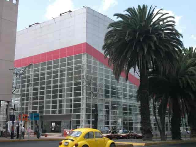 Modern glass Centro Cultural Futurama venue for professional corporate events and exhibitions.