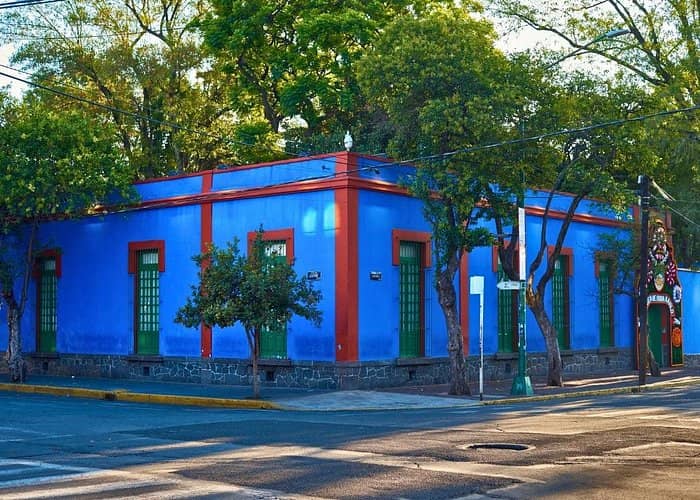 Historic Casa de Cultura Frida Kahlo gallery with vibrant exterior for private workshops or dinners.