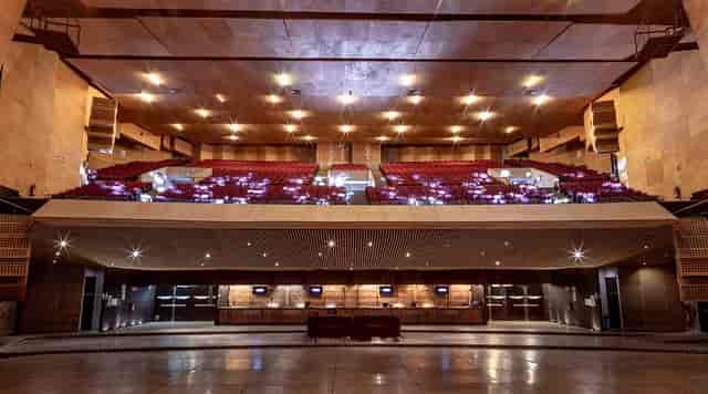 SIAM Mexico 2023 auditorium with wood decor, perfect for large-scale keynotes and plenary sessions.