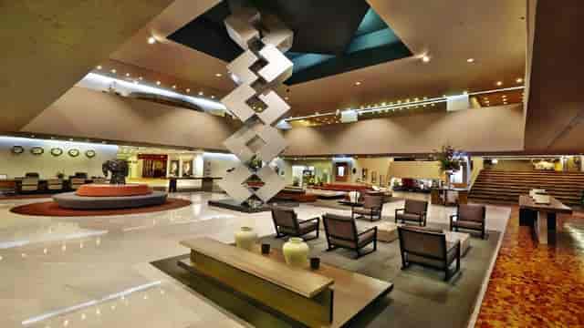 Spacious Mitla atrium lobby at Presidente InterContinental México for corporate event hosting.