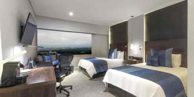 Polanco III guest room at Presidente InterContinental, dual-occupancy workspace for corporate events.
