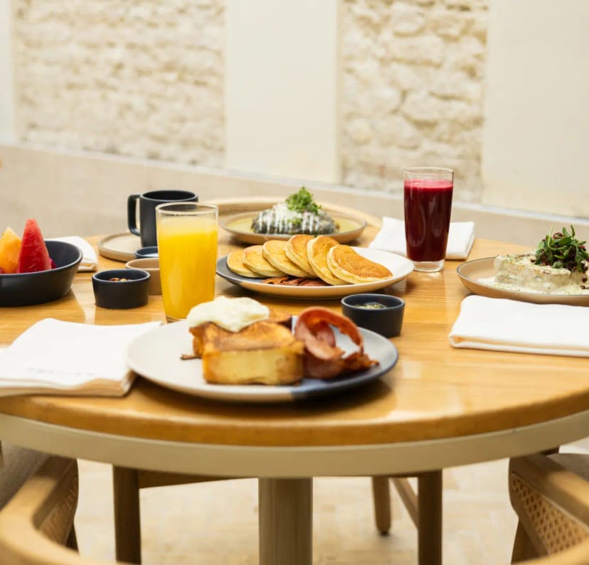 Upscale breakfast spread at Aquiles Restaurant, Casona Roma Norte for executive roundtable events.