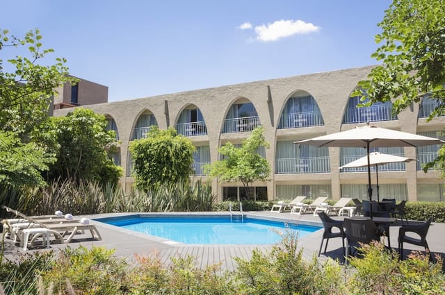 Fiesta Inn Plaza Central Aeropuerto resort-style breakout space for incentive retreat networking.