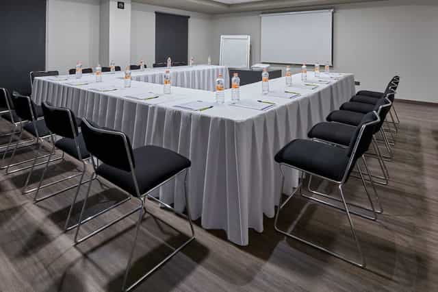 U-shape boardroom at City Express La Villa for corporate training and business meetings.