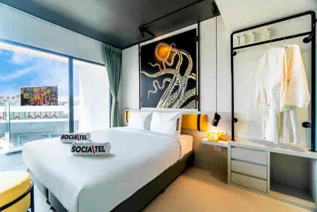 Modern Chic Room at Socialtel: stylish conference guest accommodation with Instagrammable design.