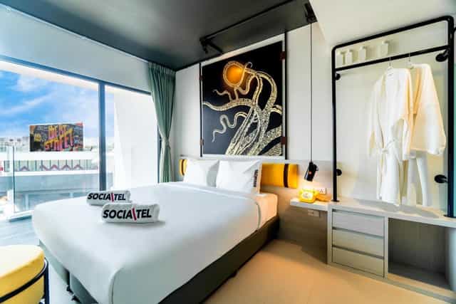 Modern Chic Room at Socialtel: stylish conference guest accommodation with Instagrammable design.