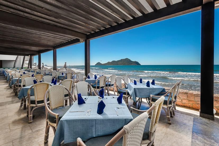 Upscale outdoor dining at El Cid Granada Hotel for coastal incentive dinners and cocktail events.