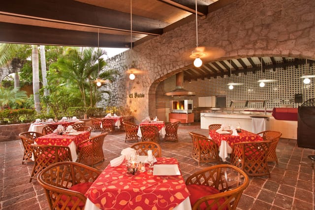 Open-air restaurant at El Cid Granada Hotel for corporate dinners and welcome receptions.