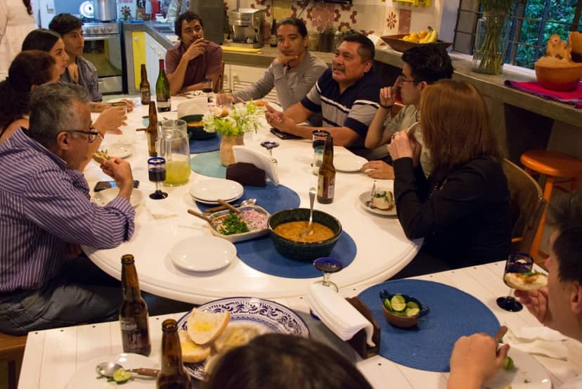 Organic table at Salón Huev@ for high-engagement networking and social event collaboration.