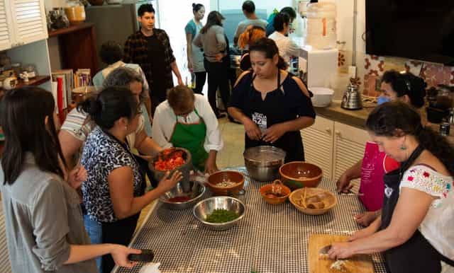 Interactive culinary teambuilding workshop at Salón Huev@, Casa Gallina kitchen.