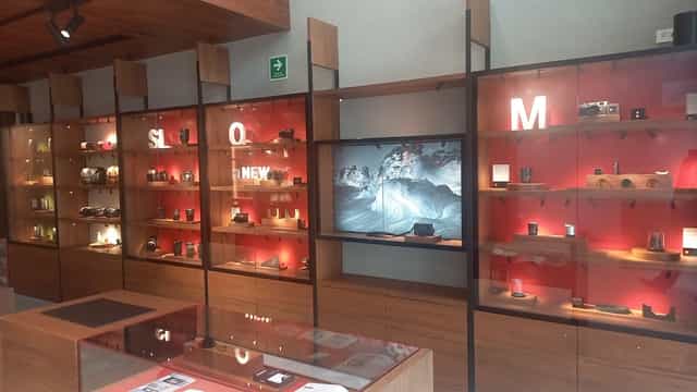 Leica Gallery Mexico City: Modern retail pop-up exhibit with sleek custom millwork and AV displays.
