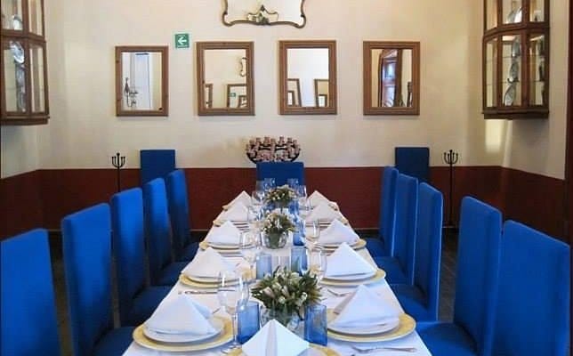 Formal dining at La Casa de las Sirenas with blue decor for board dinners and networking events.