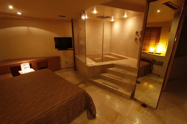 Motel Piramides del Valle Suite Palo de Lluvia, themed room for romantic getaway or couple stay.
