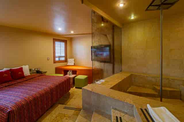 Suite Sencilla at Motel Piramides del Valle: open-concept room for corporate business travel.