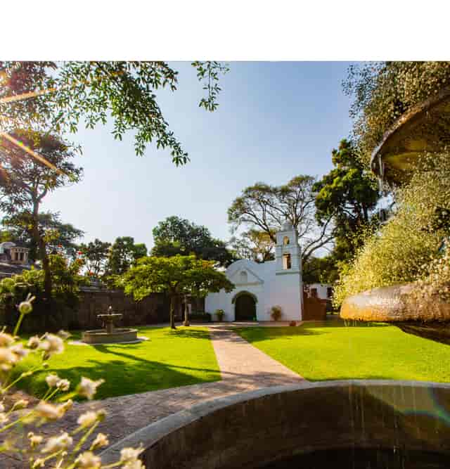 Outdoor garden wedding venue in Hacienda Cocoyoc for intimate reception and cocktail events.